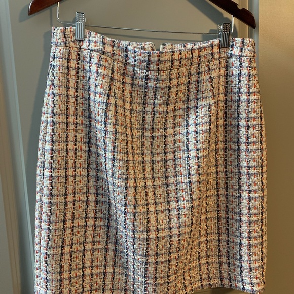 Ladies Halogen pink tweed suit. Fringe finish in jacket. Skirt is 28.5 “ long. - Picture 2 of 3